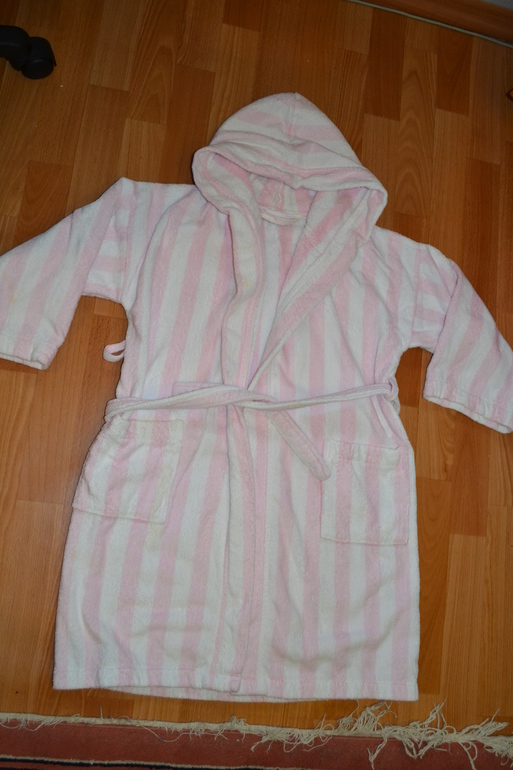 Продам очень красивый и тёплый халатик 5-7 лет
