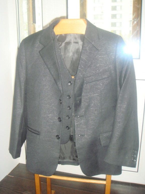 Костюм тройка д/мальчика 9-10 лет НОВЫЙ