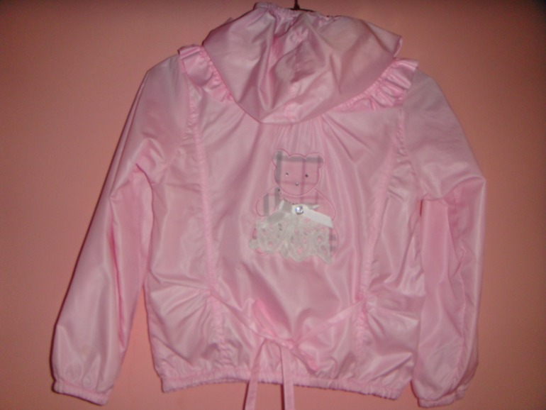 Ветровка De Salitto р.104-110 б/у 2 раза,состояние новой, 500 руб.(к ней отдам шапочку со стразами,т