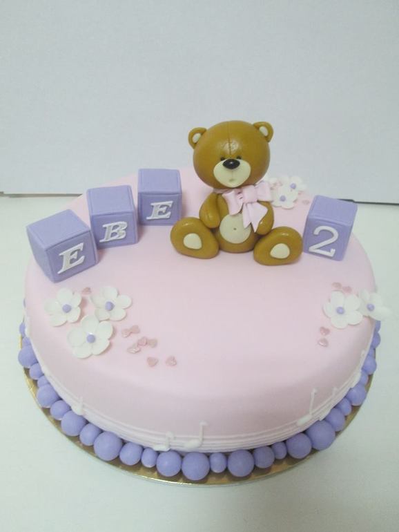 Вот такой у меня получился торт "Мишка". Тонкие прослойки бисквита, ванильный крем и клубника.