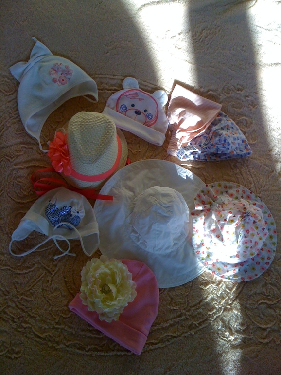 Продам пакетом головные уборы для девочки 9-12 мес. Тюмень, почта.