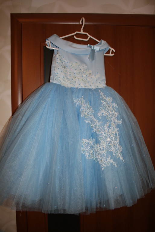 Продаю праздничное платье на девочку 6-7 лет
