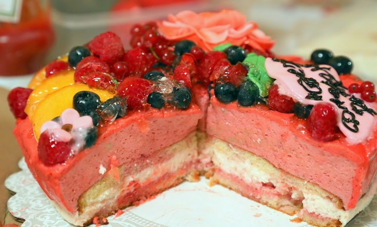 на День Рождения, имениннице  захотелось малинки и суфле, лета захотелось)