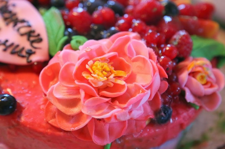 на День Рождения, имениннице  захотелось малинки и суфле, лета захотелось)