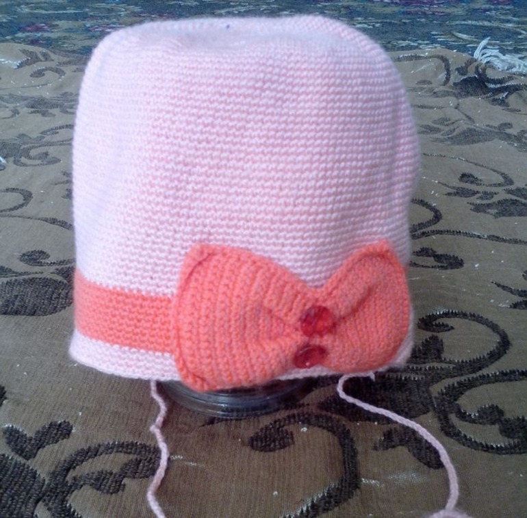 шапка с бантиком.