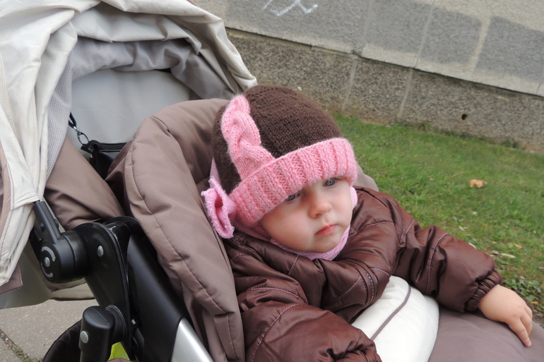 шапка в коричнево-розовом тоне