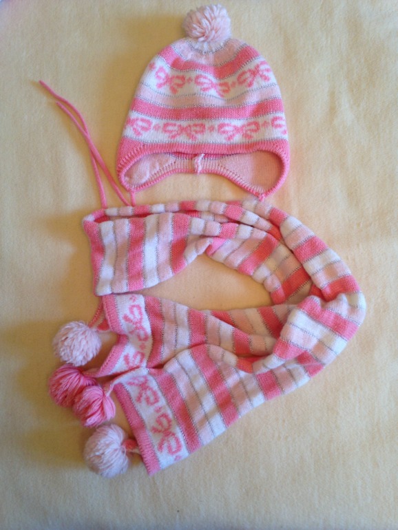 Продам 2 куртки+полукомбинезон,весна\осень+свитер+шапка+шарф, 86 рост.2000руб.