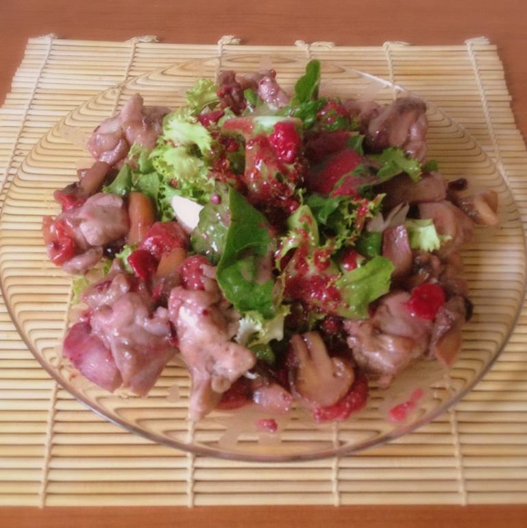 Теплый салат с курицей и ягодным соусом