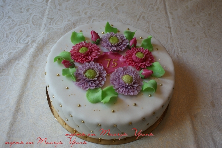 Тортик на 75 лет, 3,5 кг, ванильный бисквит с йогуртовым суфле, свежим персиком и виноградом