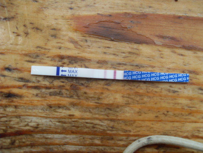 Девченки! Взгляните пожалуйста!!! Тест на второй день задержки HOMETEST;Это один и тот же результат просто на разном фоне)