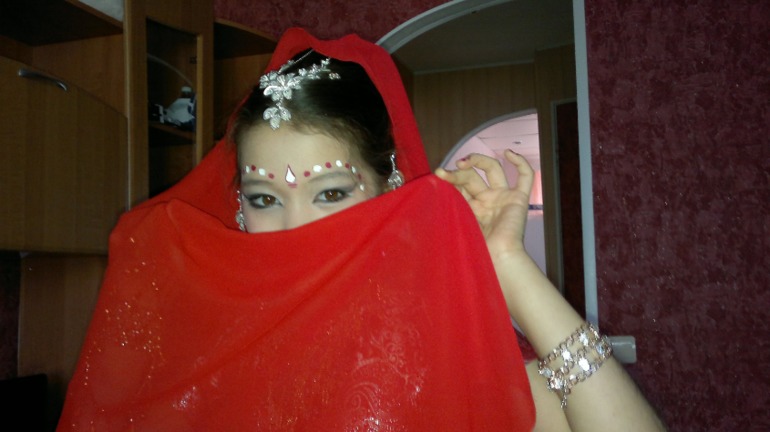 Продам новогодний костюм сшитый на заказ (9-10 лет см какой рост), одевали всего один раз на елку. Фото под катом.