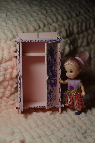 Мебель для кукол росписанная вручную.