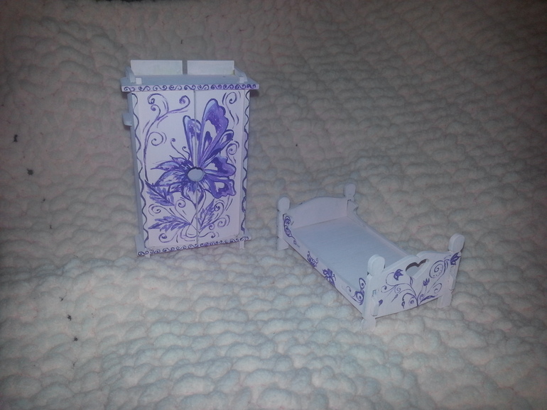 Мебель для кукол росписанная вручную.