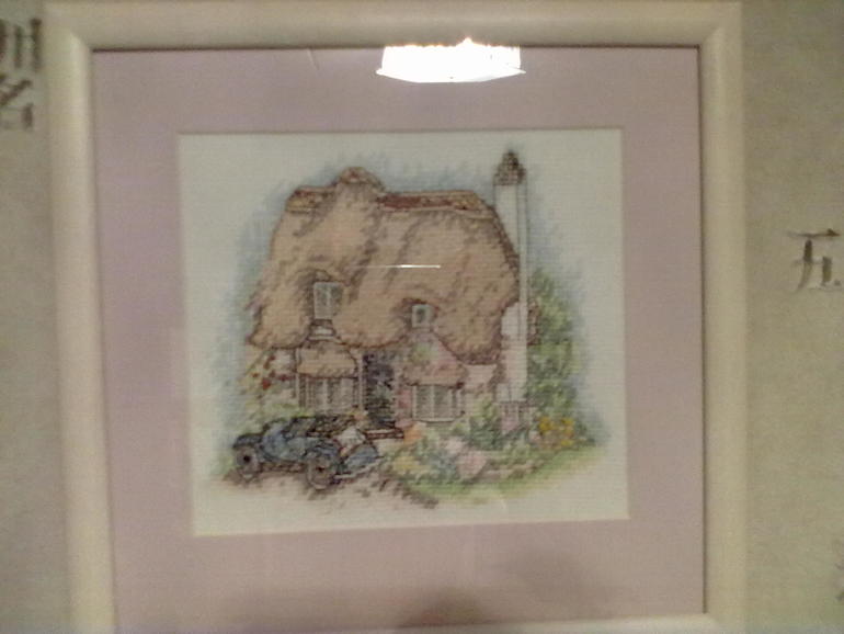 Вышивала домик к квартире