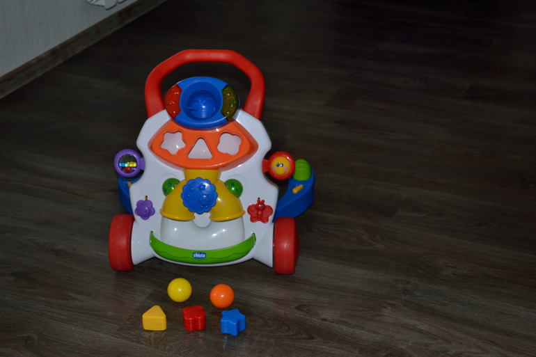 Ходунки-раз.центр Chicco 2 в 1 , и Игровой музыкальный центр Chicco
