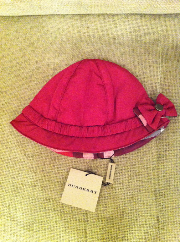 BURBERRY малиново-розовая шапка-колокол 2500 руб.
