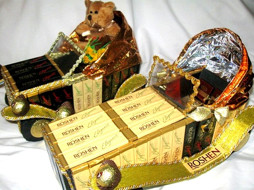 Изготовлю букеты из конфет, на заказ, к любому  празднику.8-904-064-36-95 Марина.