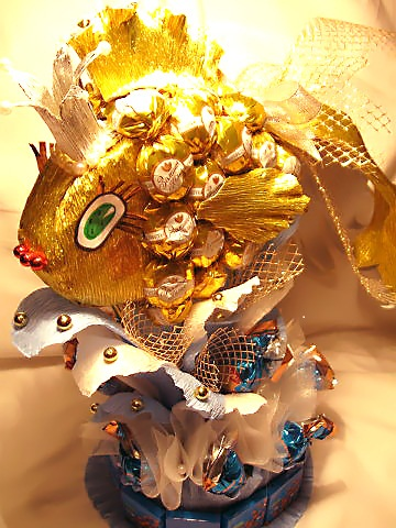 Изготовлю букеты из конфет, на заказ, к любому  празднику.8-904-064-36-95 Марина.