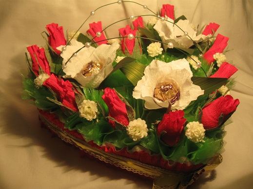 Изготовлю букеты из конфет, на заказ, к любому  празднику.8-904-064-36-95 Марина.