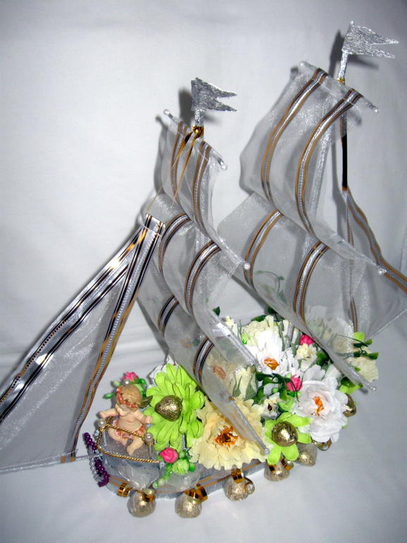 Изготовлю букеты из конфет, на заказ, к любому  празднику.8-904-064-36-95 Марина.