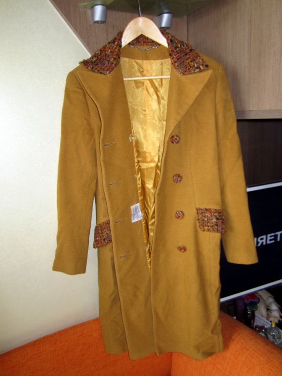 Великолепное охровое пальто