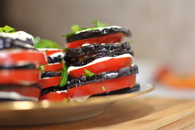 Простая и вкусная закуска из баклажанов и помидоров.