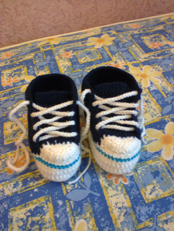 мои первые пинетки-кеды крючком ))