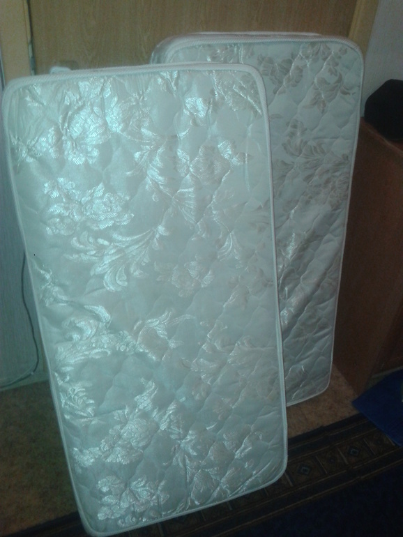 Девочки, заберите матрасы!