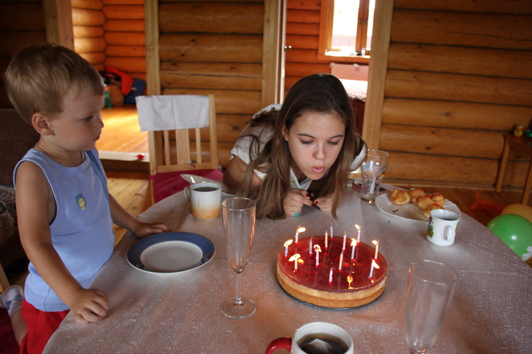 Торт с клубникой, сырным кремом и желе