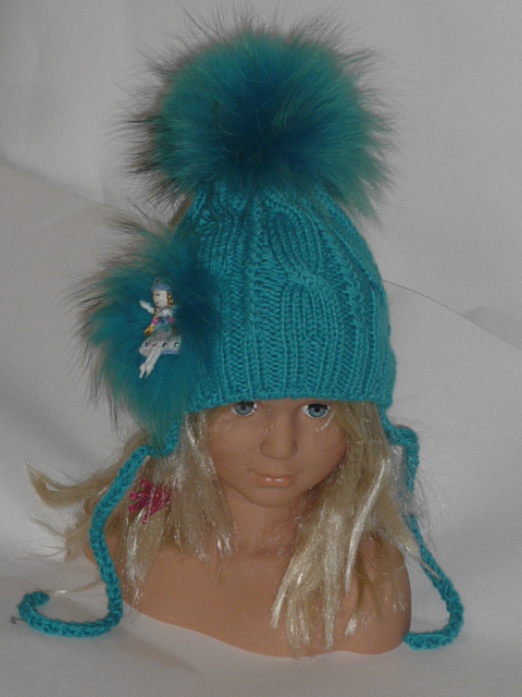 Шапочки с мех помпонами, детские и взрослые, итальянский меринос, машинная и ручная вязка на заказ