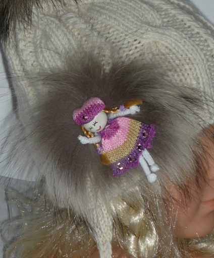 Шапочки с мех помпонами, детские и взрослые, итальянский меринос, машинная и ручная вязка на заказ