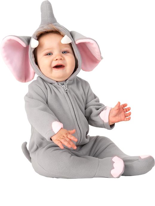 Ребенок в костюме слоника