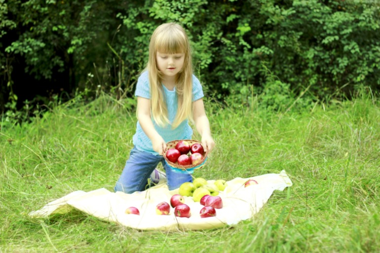 Аленка и яблоки