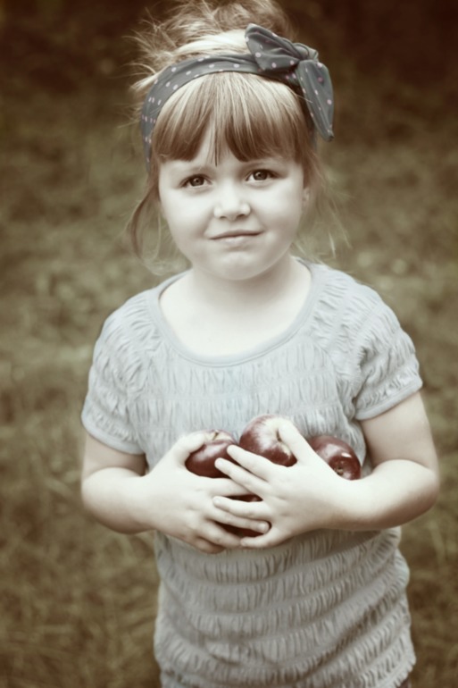 Аленка и яблоки