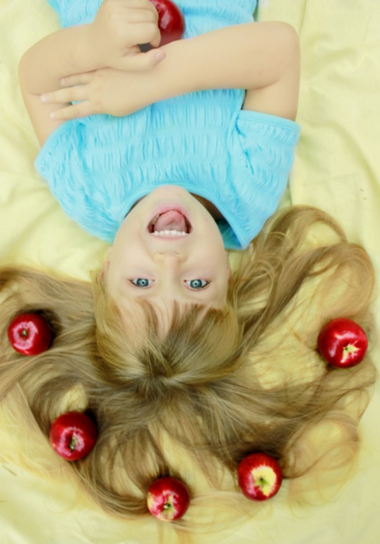 Аленка и яблоки