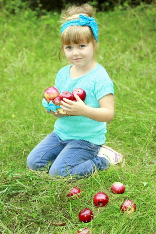 Аленка и яблоки