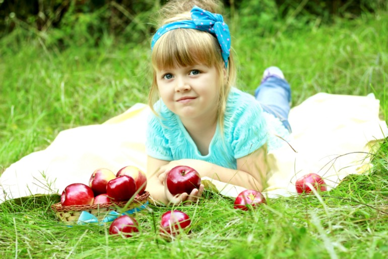 Аленка и яблоки