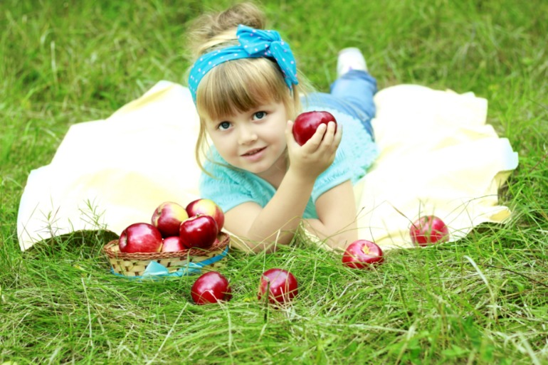 Аленка и яблоки