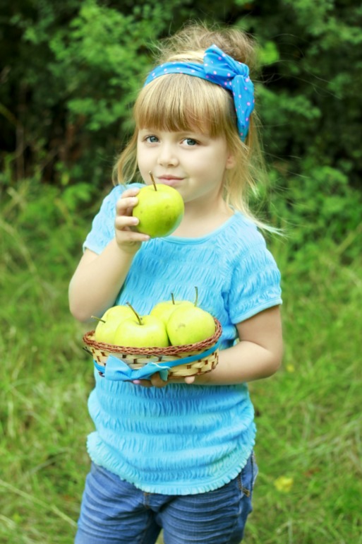 Аленка и яблоки