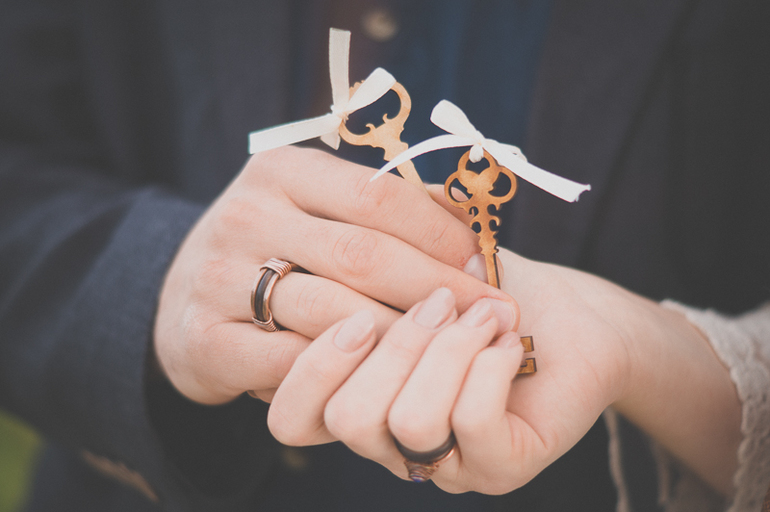 Она вяжет кружева