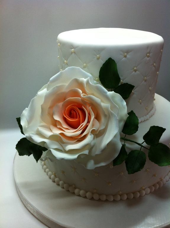 Свадебный торт с розой.