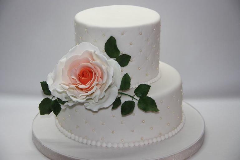 Свадебный торт с розой.