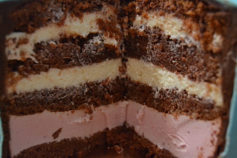 торт на мой ДР и его разрезик