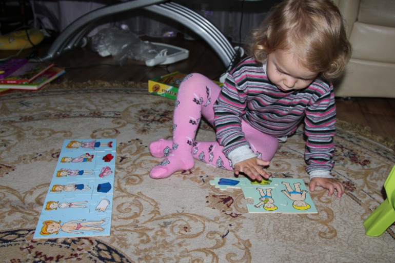 Учимся одевать персонажей. Собираем пазлы, развиваем моторику и мышление.