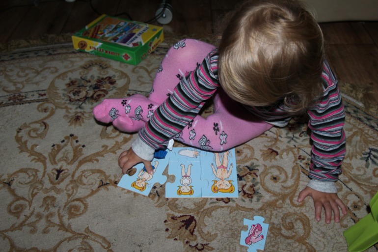 Учимся одевать персонажей. Собираем пазлы, развиваем моторику и мышление.