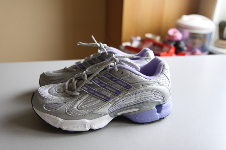 Новые кроссовки Adidas. Размер 36. Цена 2300руб.