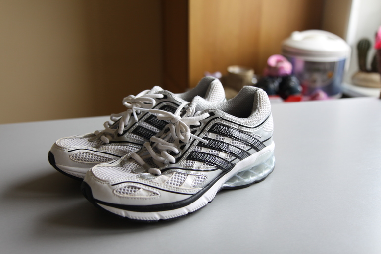 Новые кроссовки Adidas. Размер 36. Цена 2300руб.