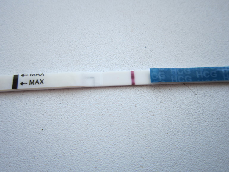 5 отрицательных тестов на беременность. Отрицательный тест на беременность. Тест полоска на беременность отрицательный результат. Таст на беркменность отрицательный. Тест на беременность отрицэв.