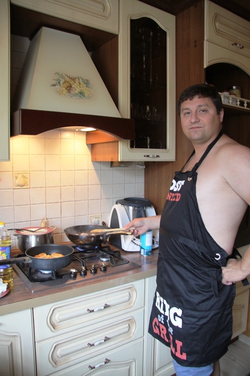 Фото мужчины в фартуке на кухне