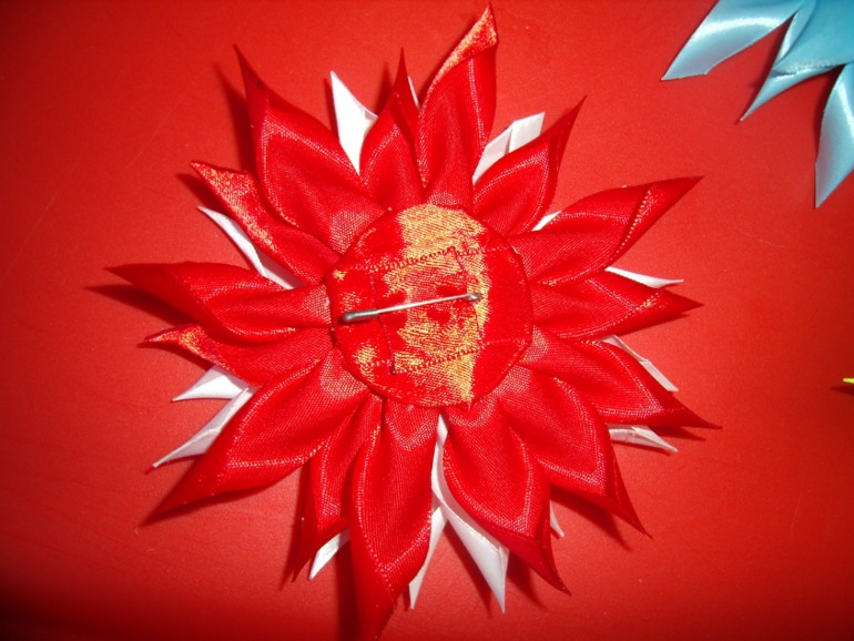 мои брошки цветочки